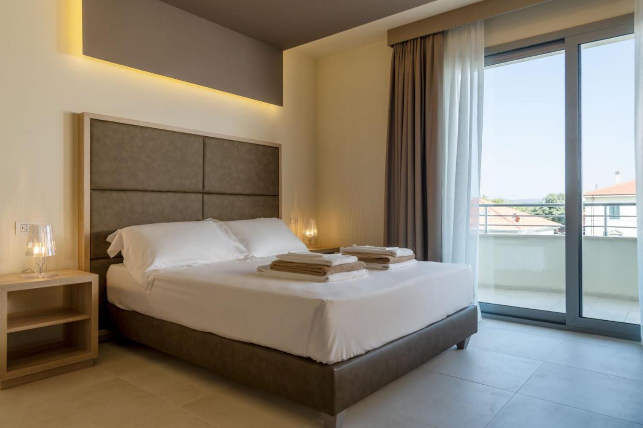Palace Lido Hotel & Suites มารินา ดิ เชชินา ภายนอก รูปภาพ
