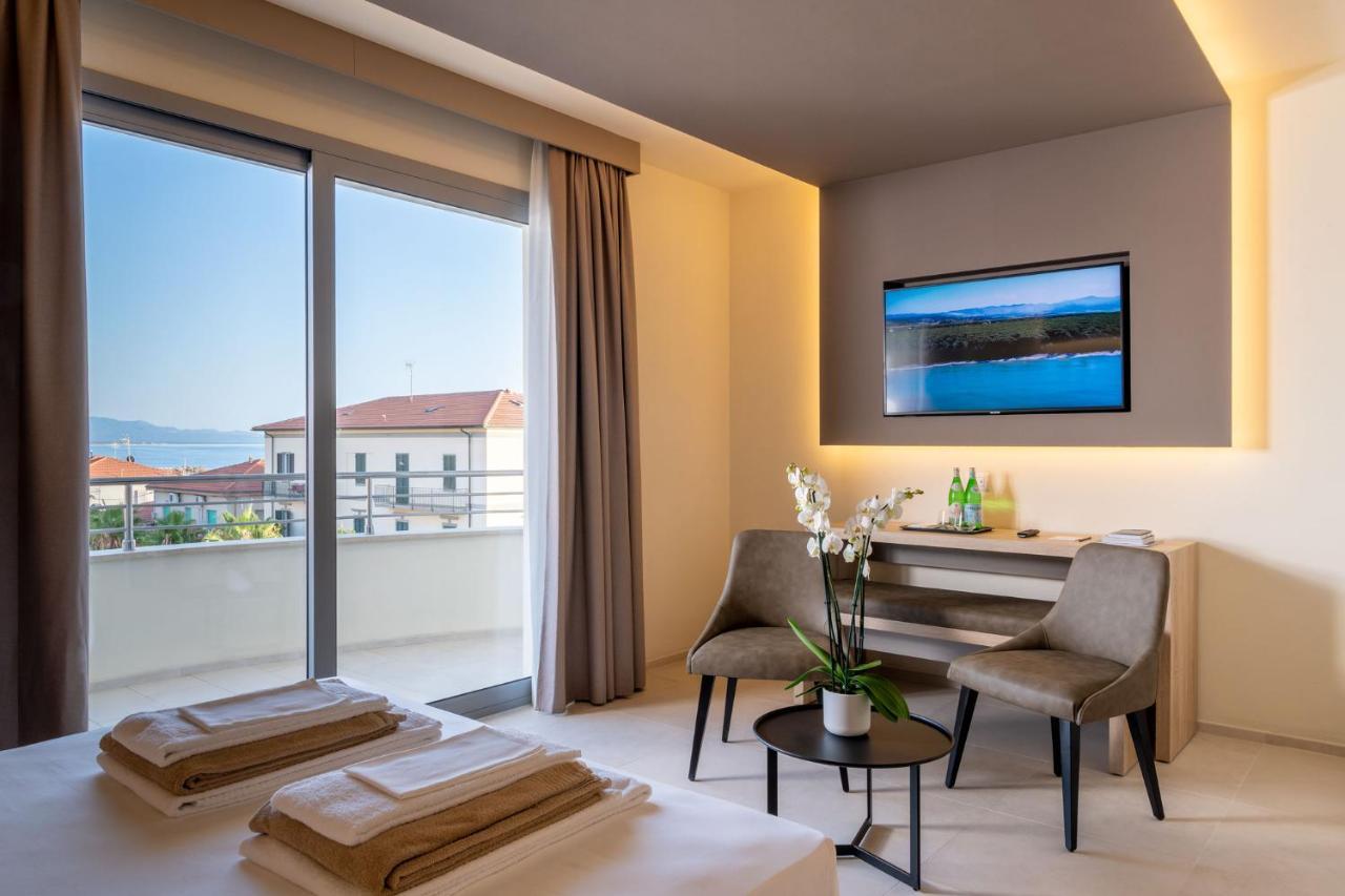 Palace Lido Hotel & Suites มารินา ดิ เชชินา ภายนอก รูปภาพ