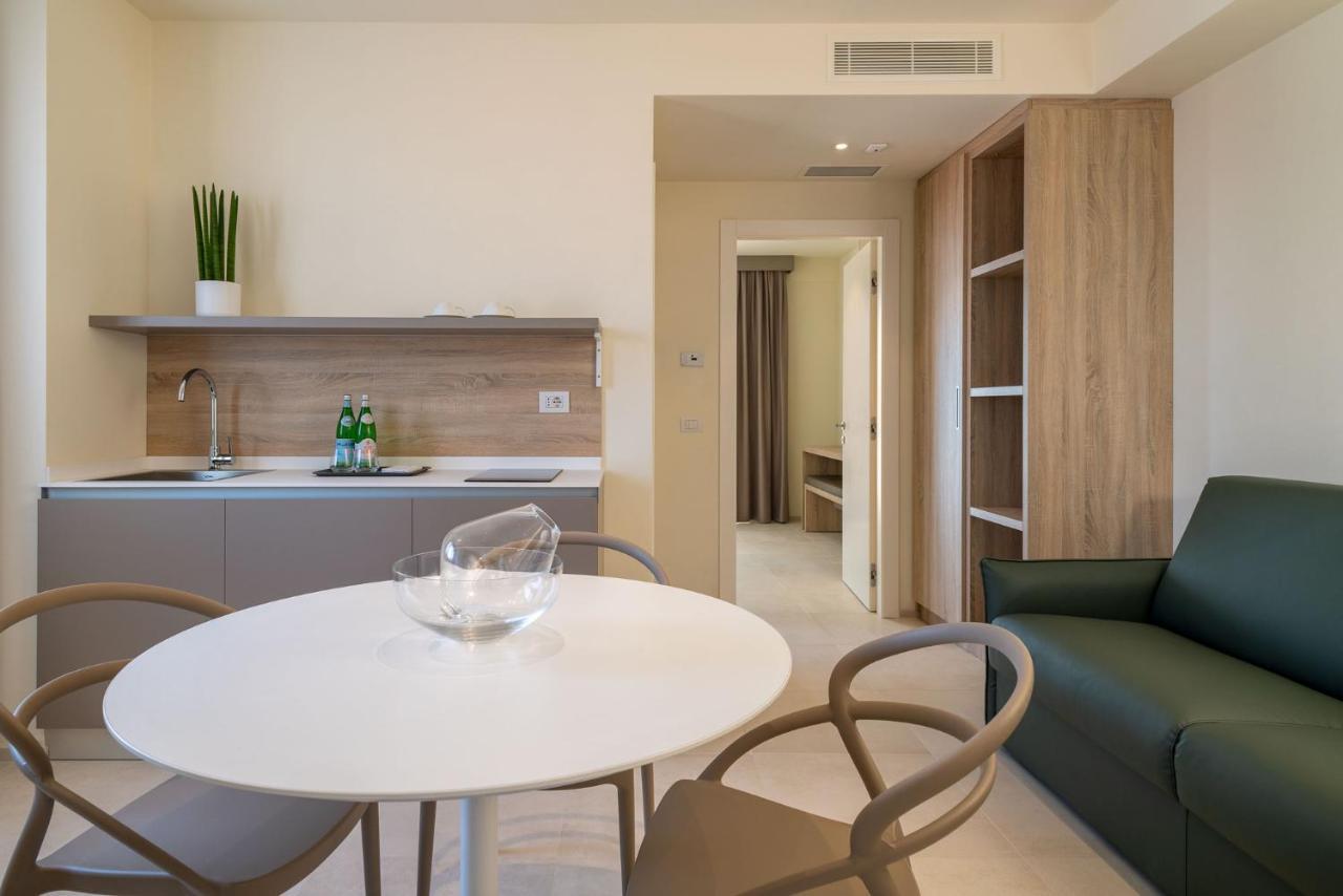 Palace Lido Hotel & Suites มารินา ดิ เชชินา ภายนอก รูปภาพ