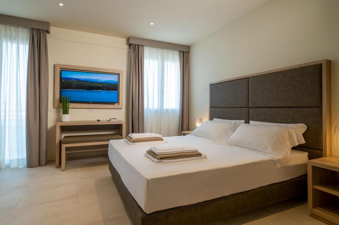 Palace Lido Hotel & Suites มารินา ดิ เชชินา ภายนอก รูปภาพ